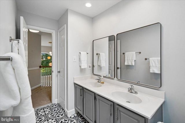 676 OLD HUNT WAY, Herndon, VA 20170