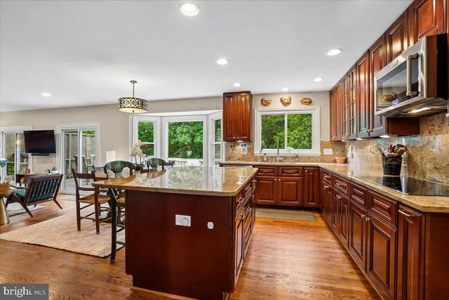 676 OLD HUNT WAY, Herndon, VA 20170