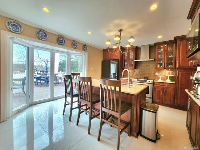 7 Market Drive, Syosset, NY 11791