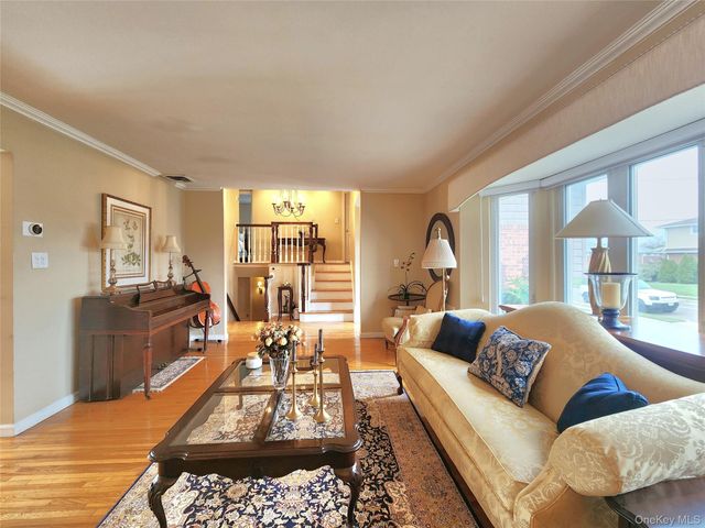 7 Market Drive, Syosset, NY 11791