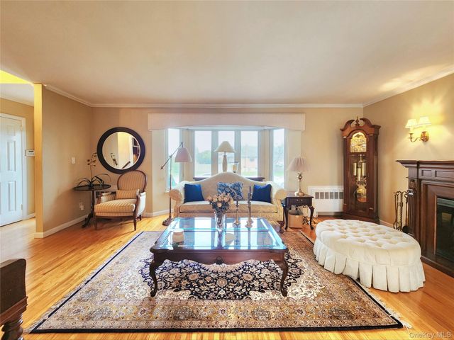 7 Market Drive, Syosset, NY 11791