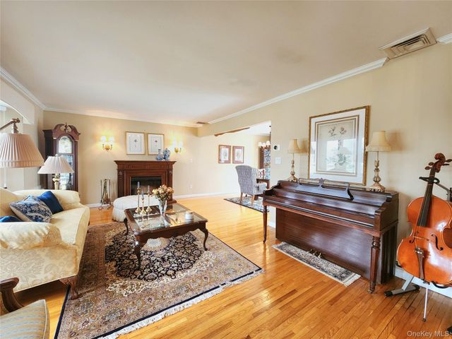 7 Market Drive, Syosset, NY 11791