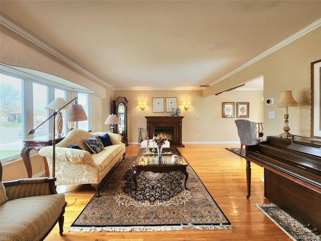 7 Market Drive, Syosset, NY 11791