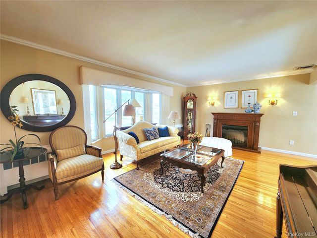 7 Market Drive, Syosset, NY 11791