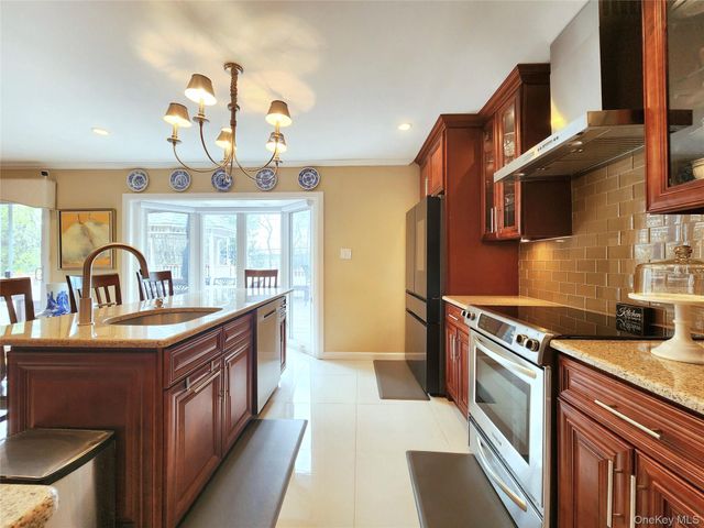 7 Market Drive, Syosset, NY 11791