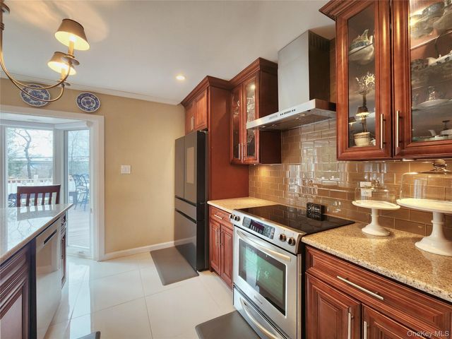 7 Market Drive, Syosset, NY 11791
