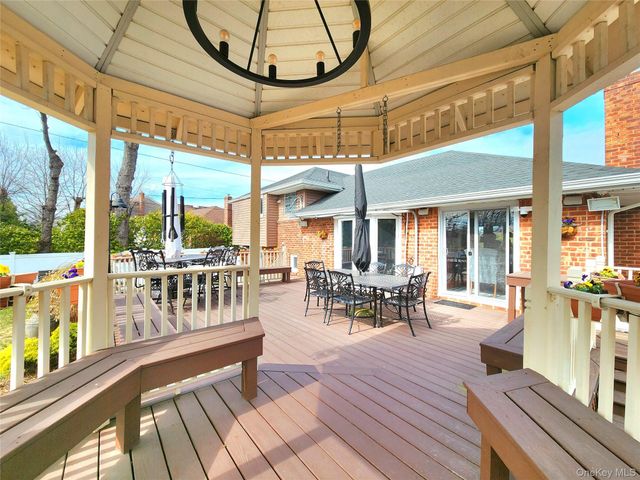 7 Market Drive, Syosset, NY 11791