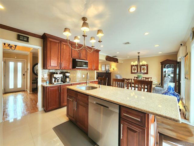 7 Market Drive, Syosset, NY 11791