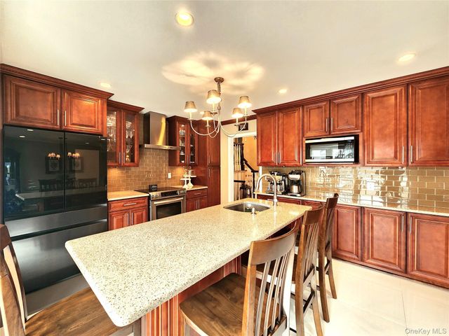 7 Market Drive, Syosset, NY 11791