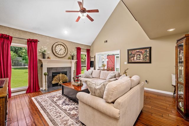 1037 BURSLEM CV, Cordova, TN 38018