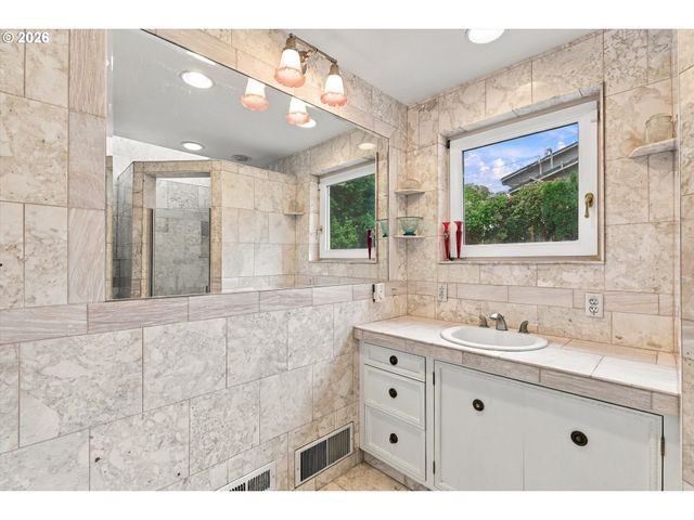 559 Ne 167TH Pl, Portland, OR 97230