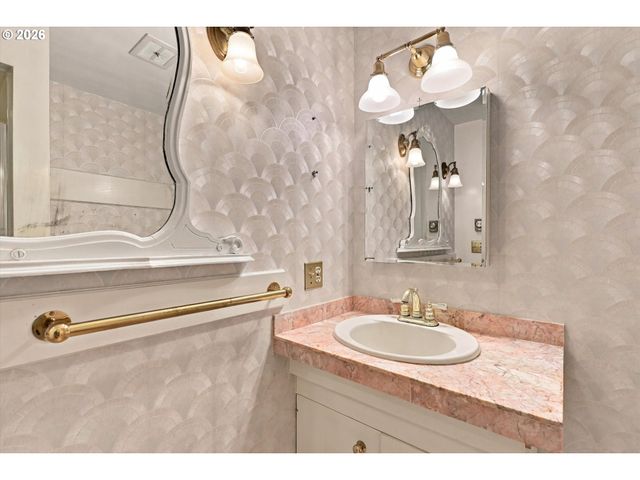 559 Ne 167TH Pl, Portland, OR 97230