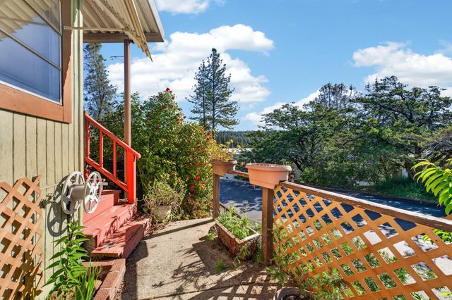 1498 Redwood Dr, Grass Valley, CA 95945