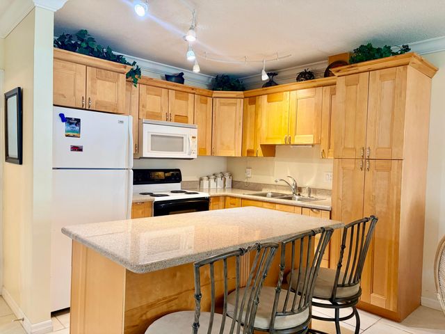 1560 Mckinley Street 115w, Hollywood, FL 33020