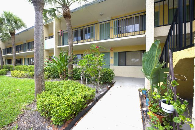 1617 Meadows Circle W, Boynton Beach, FL 33436