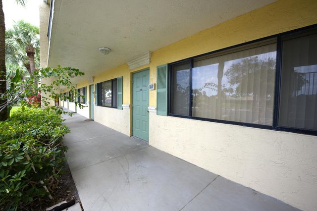 1617 Meadows Circle W, Boynton Beach, FL 33436