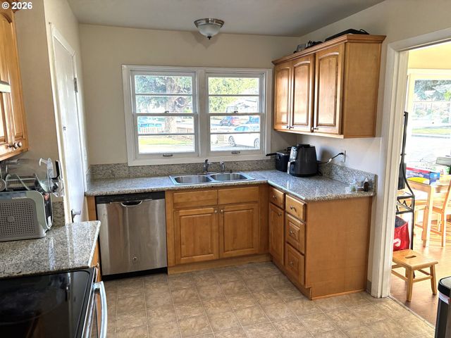 1551 MARKET St Ne, Salem, OR 97301