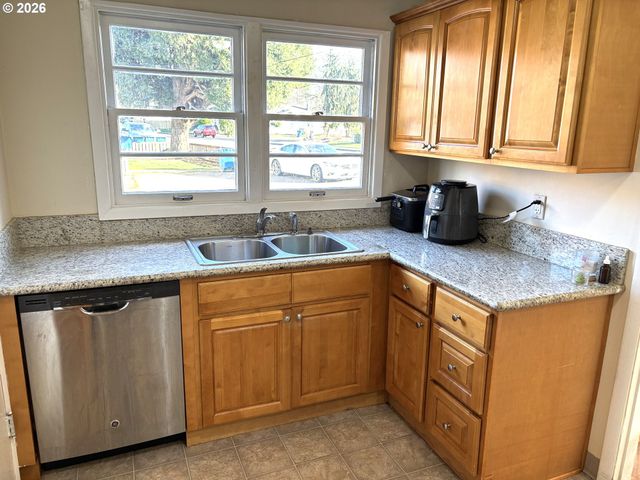 1551 MARKET St Ne, Salem, OR 97301