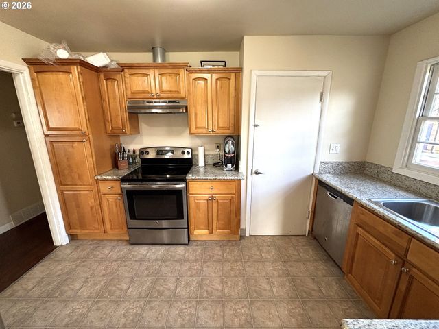 1551 MARKET St Ne, Salem, OR 97301