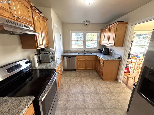 1551 MARKET St Ne, Salem, OR 97301