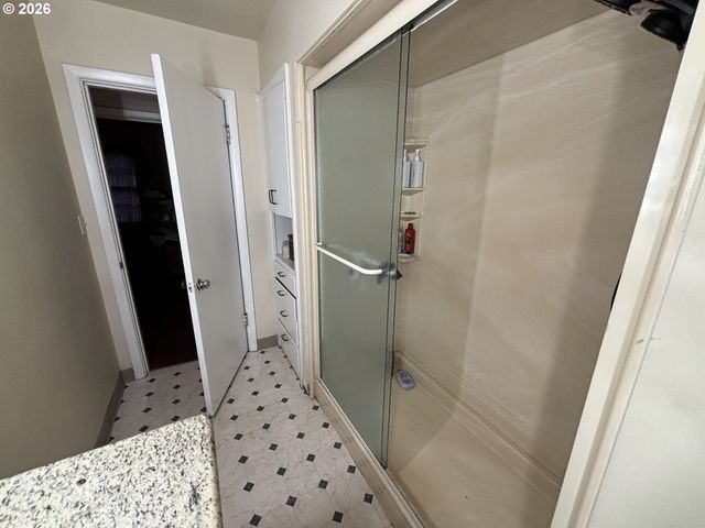 1551 MARKET St Ne, Salem, OR 97301