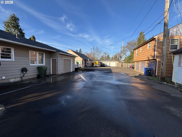 1551 MARKET St Ne, Salem, OR 97301