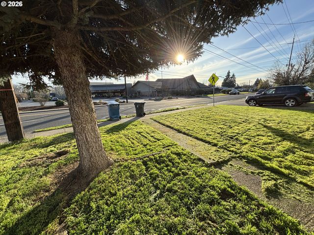 1551 MARKET St Ne, Salem, OR 97301