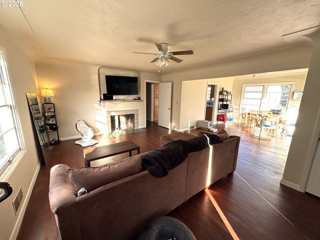 1551 MARKET St Ne, Salem, OR 97301