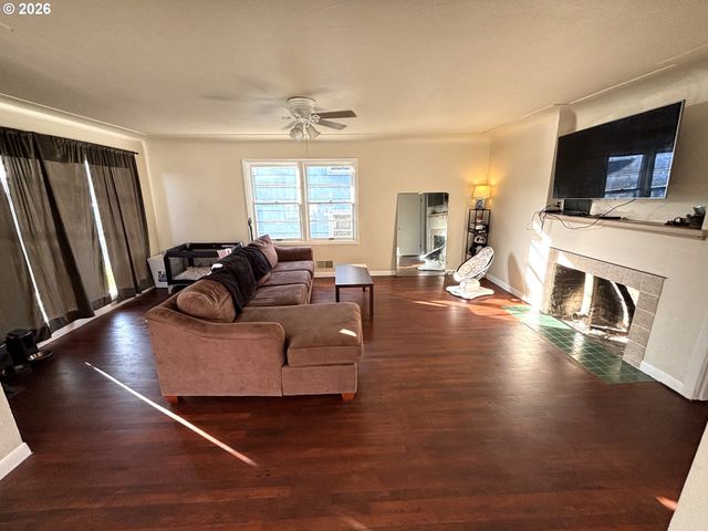 1551 MARKET St Ne, Salem, OR 97301