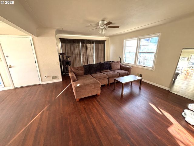 1551 MARKET St Ne, Salem, OR 97301