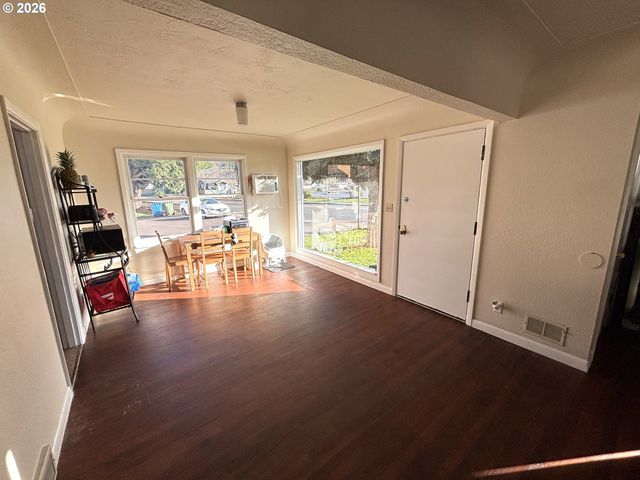 1551 MARKET St Ne, Salem, OR 97301