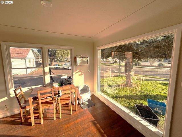 1551 MARKET St Ne, Salem, OR 97301