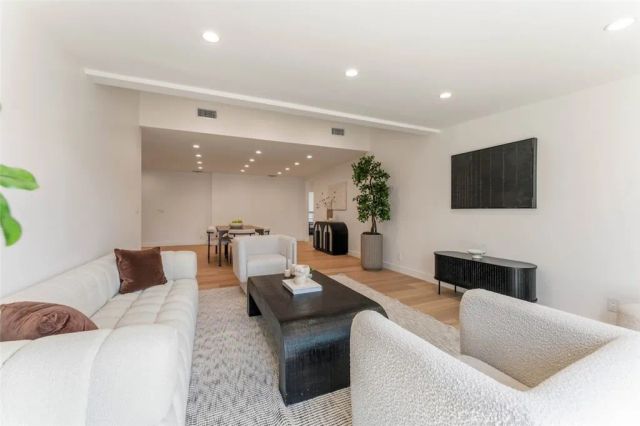 8133 Brimfield Avenue, Panorama City, CA 91402