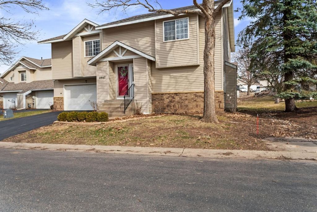 2907 Devonshire Circle, Woodbury, MN 55125