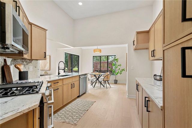 15801 Dearborn Street, Overland Park, KS 66223