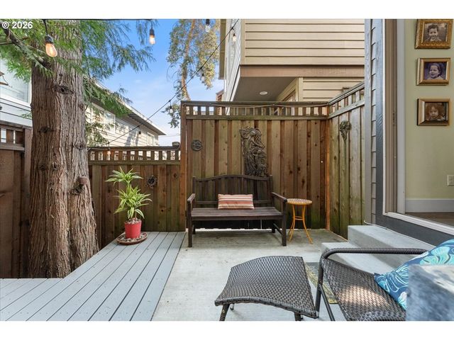 7862 Sw CAPITOL HILL Rd, Portland, OR 97219