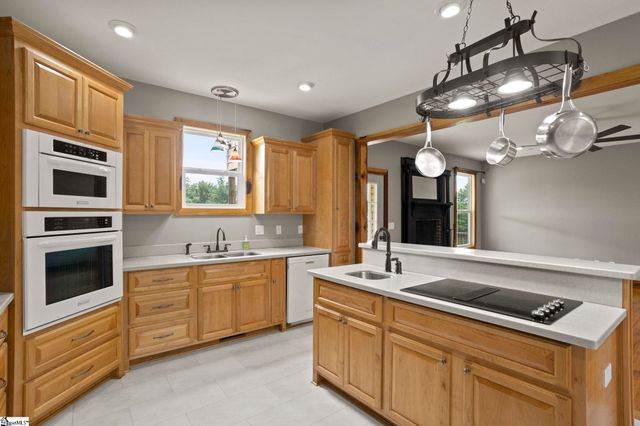 210 Rutledge Lake Road, Greenville, SC 29617