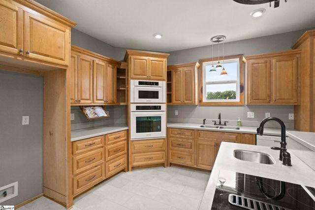 210 Rutledge Lake Road, Greenville, SC 29617