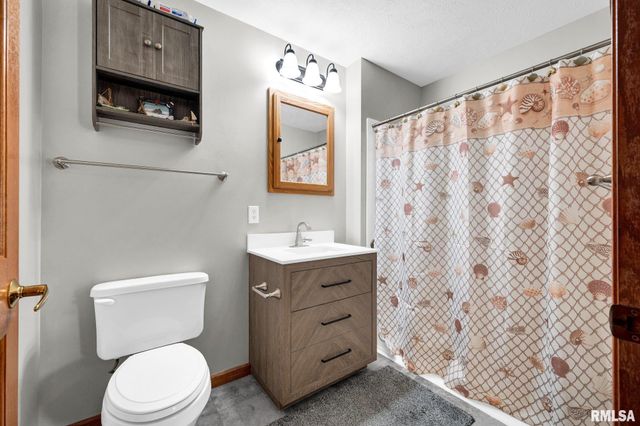 901 N EASY Street, Roanoke, IL 61561