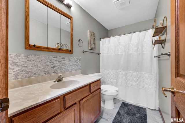 901 N EASY Street, Roanoke, IL 61561