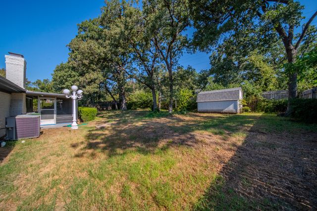 532 Plainview Drive, Hurst, TX 76054
