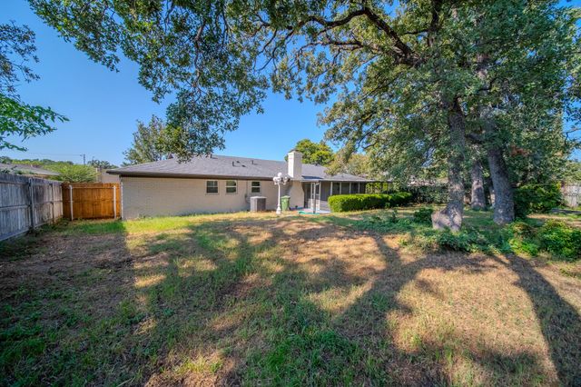 532 Plainview Drive, Hurst, TX 76054