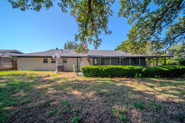 532 Plainview Drive, Hurst, TX 76054
