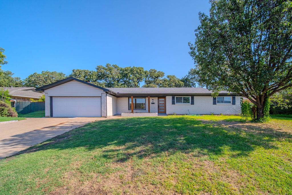 532 Plainview Drive, Hurst, TX 76054