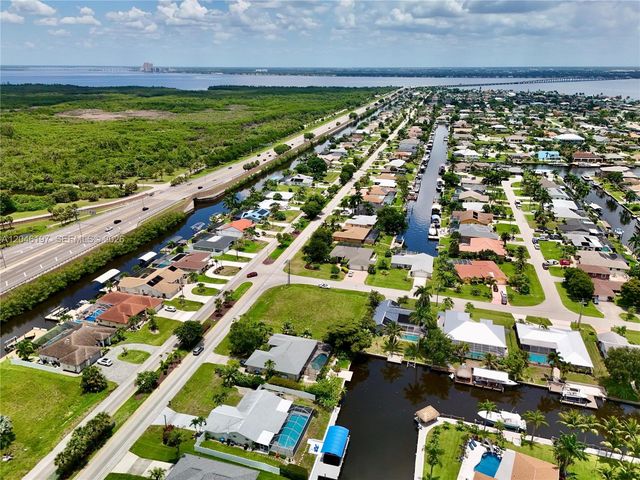 2014 EVEREST PKWY, Cape Coral, FL 33904