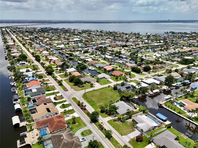 2014 EVEREST PKWY, Cape Coral, FL 33904