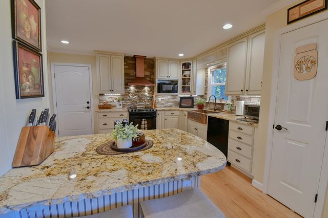 6481 Stewartsville RD, Moneta, VA 24121