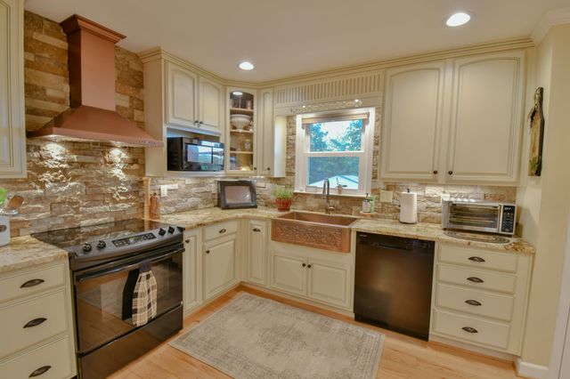 6481 Stewartsville RD, Moneta, VA 24121
