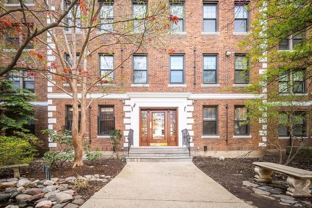 64 Queensberry St 101, Boston, MA 02215