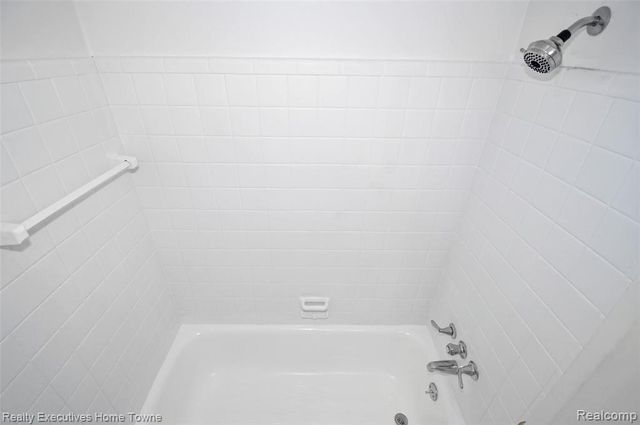 11205 W Clements Circle, Livonia, MI 48150